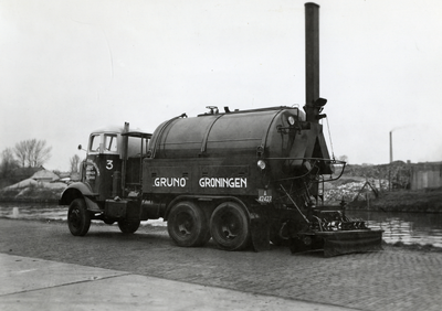 811722 Afbeelding van een teersproeiwagen van de N.V. Aannemings- en Wegenbouwmaatschappij Gruno te Groningen, ...